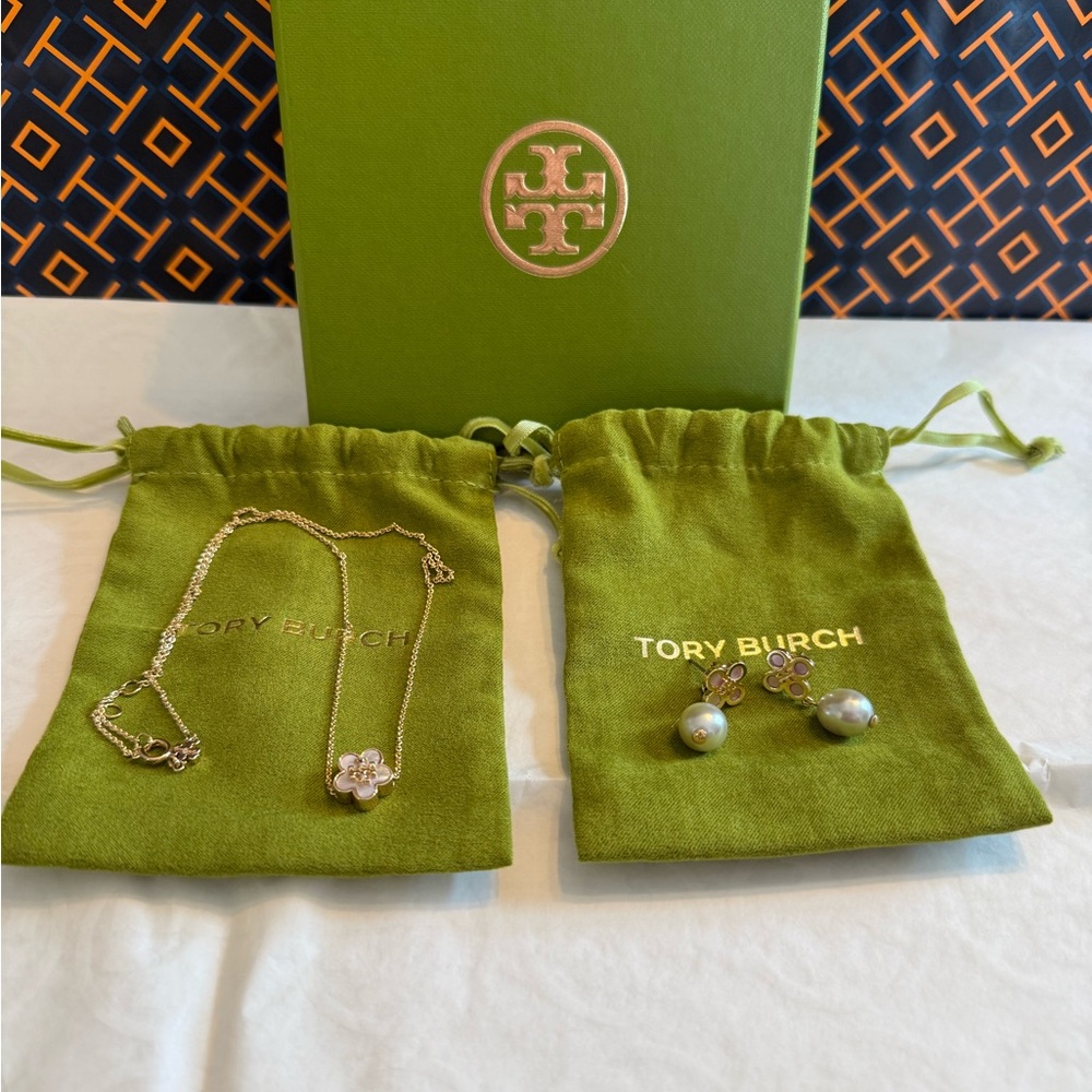 Tory Burch Kia Flower Pendant Necklace and Clover Earring’s NEW